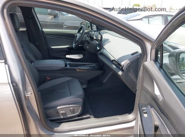 1V2FMPE88PC015195 2023 VOLKSWAGEN ID.4 Серебряный Вид салона спереди
