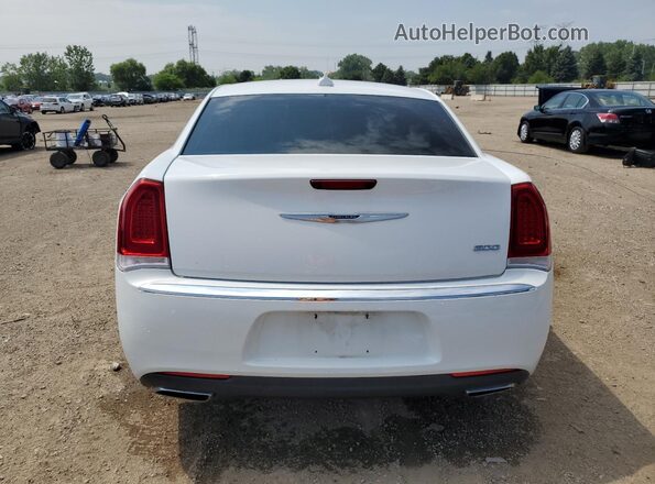 2C3CCAAG8JH250061 2018 CHRYSLER 300 White Rear view
