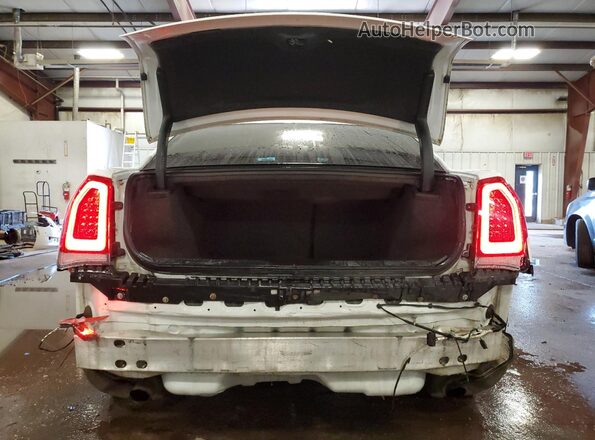 2C3CCAGG3JH160629 2018 CHRYSLER 300 White Вид ззаду