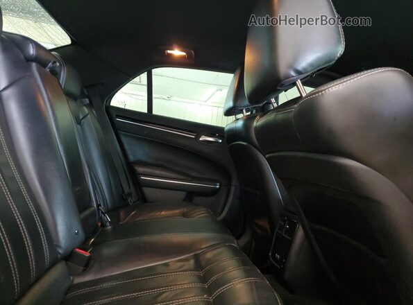 2C3CCAGG5JH250834 2018 CHRYSLER 300 White Vista de los asientos traseros