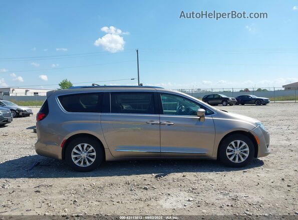 2C4RC1BG3JR237166 2018 CHRYSLER PACIFICA Brown Вид задньої частини салону
