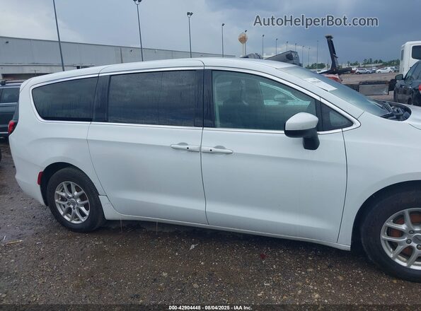 2C4RC1CG8PR525904 2023 CHRYSLER VOYAGER White Widok wnętrza z tyłu