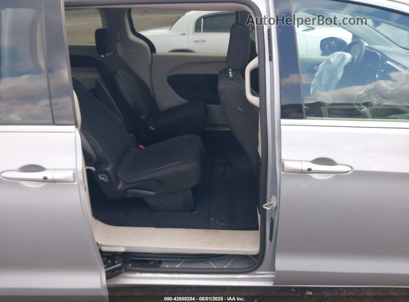 2C4RC1CG8PR611052 2023 CHRYSLER VOYAGER Silver Widok naklejki z numerem VIN