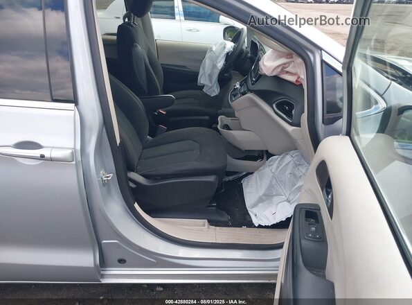 2C4RC1CG8PR611052 2023 CHRYSLER VOYAGER Silver Widok wnętrza z przodu