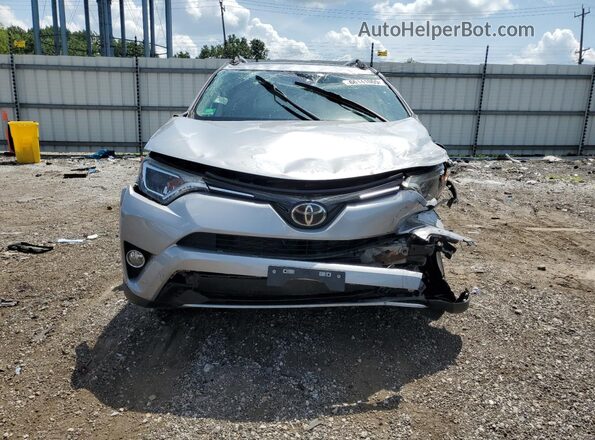 2T3WFREV6JW407299 2018 TOYOTA RAV4 Silver Widok z przodu