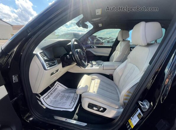 5UXJU4C03LLE46062 2020 BMW X5 Черный Вид салона спереди