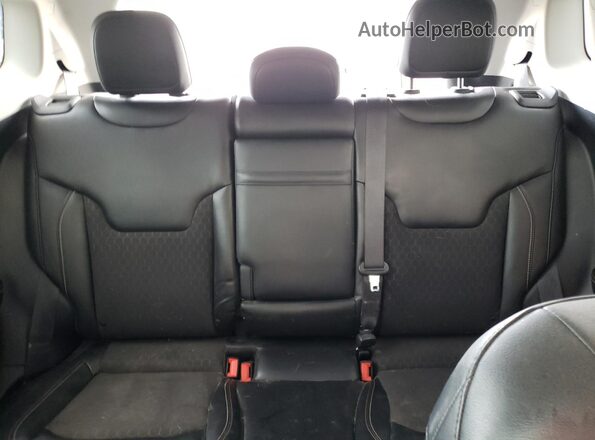3C4NJCBBXJT266553 2018 JEEP COMPASS Red Rear seats view