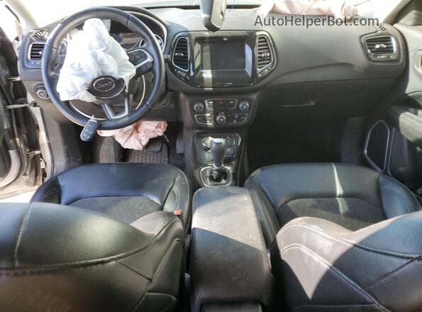 3C4NJDBB0JT396105 2018 JEEP COMPASS Серебряный Вид панели приборов