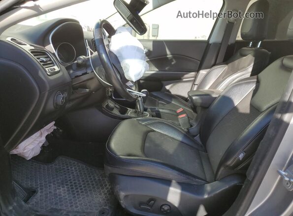 3C4NJDBB0JT396105 2018 JEEP COMPASS Серебряный Вид салона спереди
