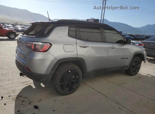 3C4NJDBB0JT396105 2018 JEEP COMPASS Серебряный Задняя правая четверть