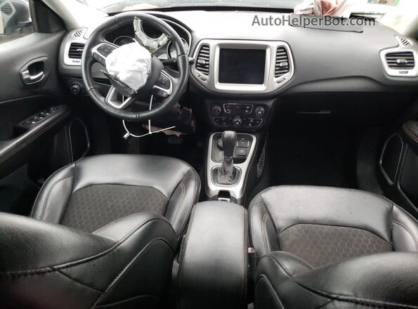 3C4NJDBB3JT392453 2018 JEEP COMPASS Gray Vista del salpicadero
