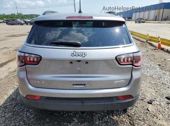 3C4NJDBB5JT256650 2018 JEEP COMPASS Silver Հետևի տեսք
