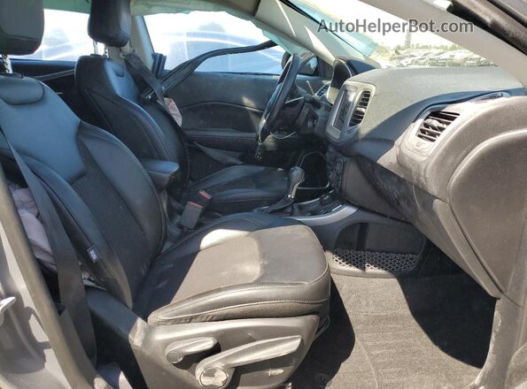 3C4NJDBB6JT116316 2018 JEEP COMPASS Серебряный Вид салона спереди