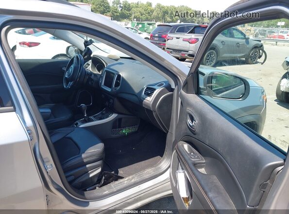 3C4NJDBBXJT417493 2018 JEEP COMPASS Silver Front interior view