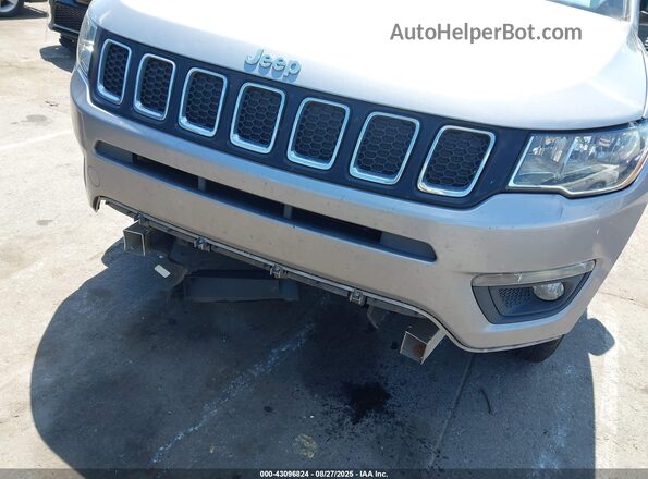 3C4NJDBBXJT417493 2018 JEEP COMPASS Silver Front view