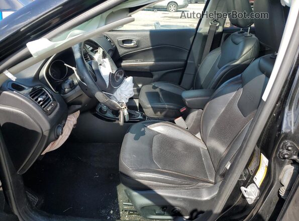3C4NJDCBXJT458091 2018 JEEP COMPASS Черный Вид салона спереди