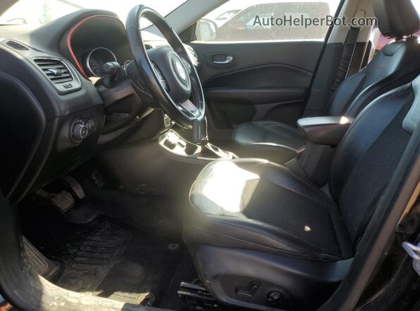 3C4NJDDB5JT230661 2018 JEEP COMPASS Черный Вид салона спереди