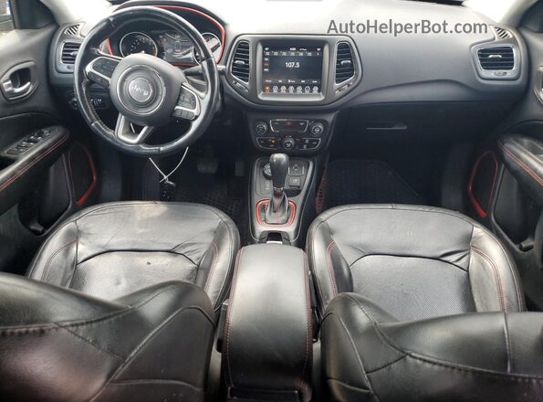 3C4NJDDB8JT207469 2018 JEEP COMPASS Черный Вид панели приборов