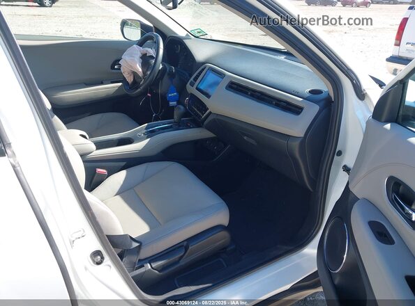 3CZRU6H76JM723201 2018 HONDA HR-V White Front interior view