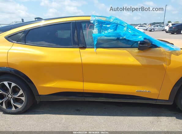 3FMTK3SS0NMA27593 2022 FORD MUSTANG MACH-E PREMI Желтый Панорамный вид салона 360°