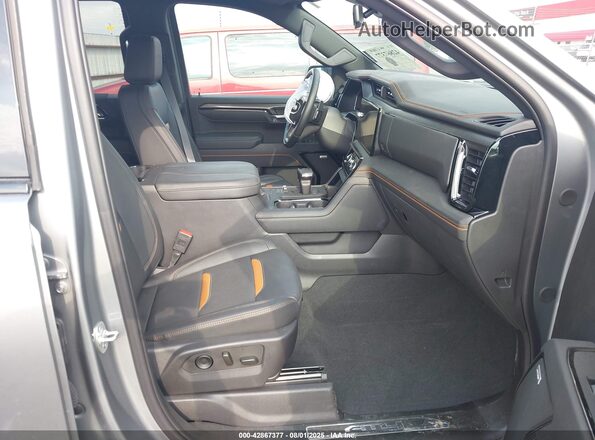 3GTUUEEL0SG177989 2025 GMC SIERRA Серый Вид салона спереди