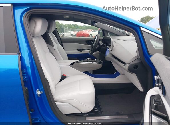 3GYK3BMRXSS188262 2025 CADILLAC OPTIQ Light Blue Вид салона спереди