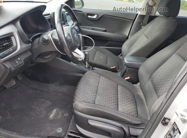 3KPA25AB6JE083440 2018 KIA RIO Серебряный Вид салона спереди