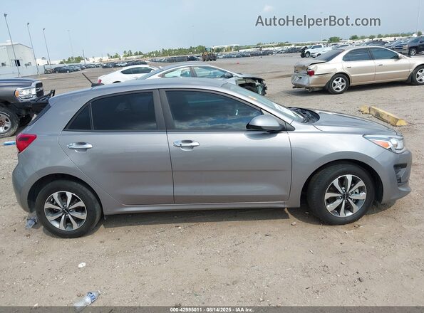3KPA25AD1PE629121 2023 KIA RIO 5-DOOR Gray Սալոնի հետևի տեսք