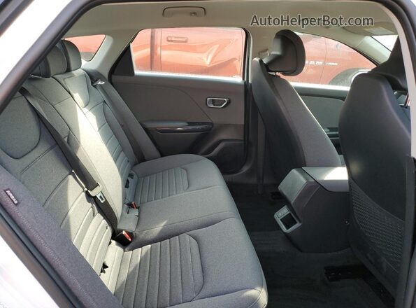 3KPFU4DE6SE027984 2025 KIA CADENZA White Հետևի նստատեղերի տեսք