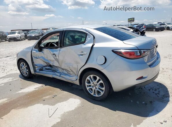 3MYDLBYV5JY327894 2018 TOYOTA YARIS Серебряный Задняя левая четверть