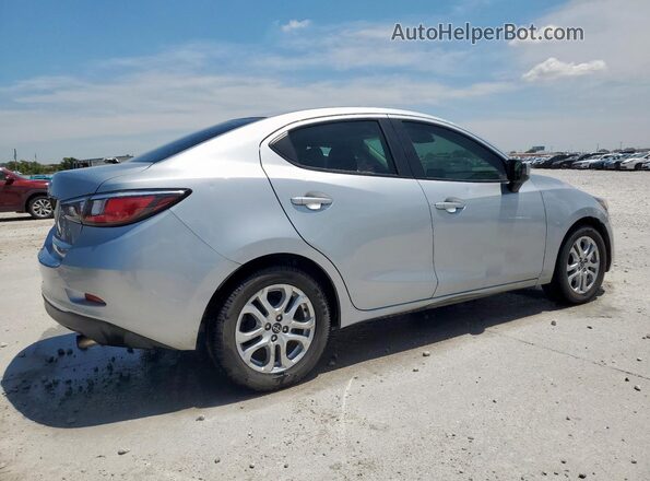 3MYDLBYV5JY327894 2018 TOYOTA YARIS Серебряный Задняя правая четверть