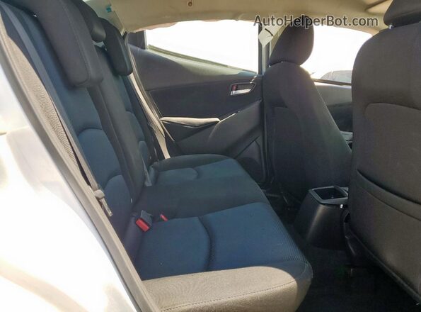 3MYDLBYV5JY327894 2018 TOYOTA YARIS Серебряный Вид задних сидений