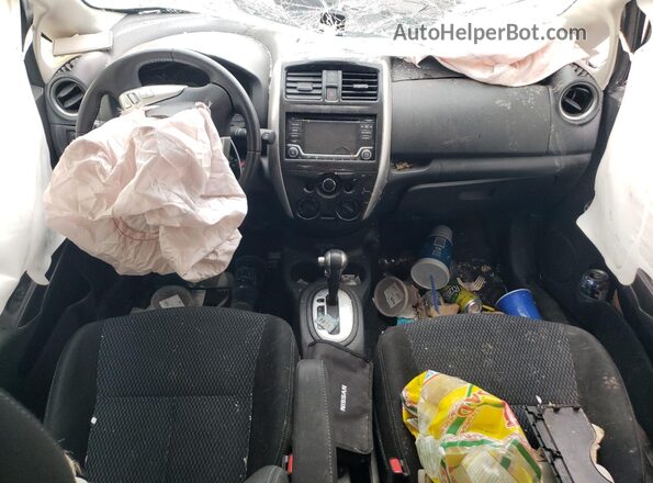 3N1CE2CP8JL365097 2018 NISSAN VERSA Silver Widok deski rozdzielczej