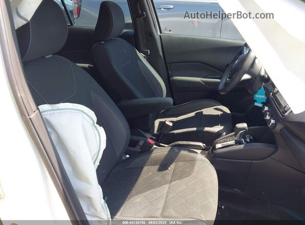 3N1CP5CU1JL540873 2018 NISSAN KICKS White Front interior view