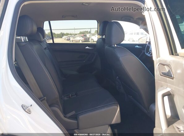 3VV3B7AX2JM077660 2018 VOLKSWAGEN TIGUAN White Vista de la etiqueta del VIN