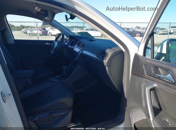3VV3B7AX2JM077660 2018 VOLKSWAGEN TIGUAN White Vista interior delantera