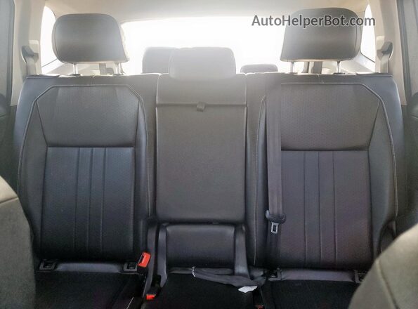 3VVNB7AX6PM014952 2023 VOLKSWAGEN TIGUAN Серебряный Вид задних сидений