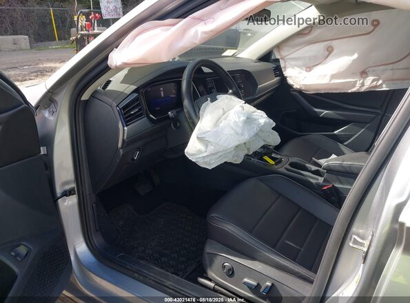 3VW7M7BU8PM018469 2023 VOLKSWAGEN JETTA Серебряный Вид салона спереди