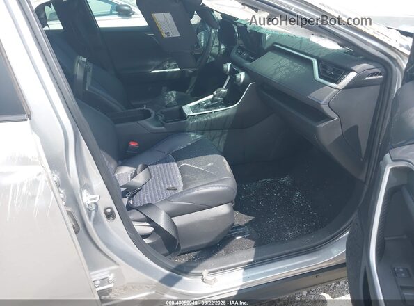 4T3E6RFV1PU117247 2023 TOYOTA RAV4 HYBRID Серебряный Вид салона спереди