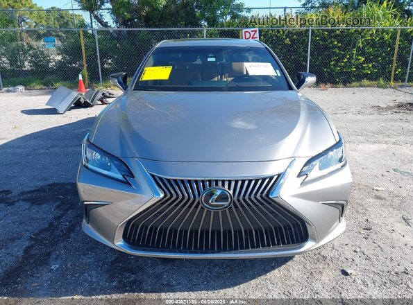 58ADZ1B12LU067946 2020 LEXUS ES Silver Вид задньої частини салону