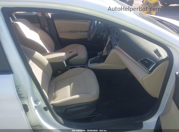5NPD74LF2JH250560 2018 HYUNDAI ELANTRA White Front interior view