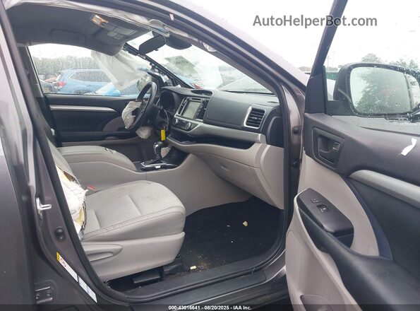 5TDBZRFH2JS912871 2018 TOYOTA LE Серый Вид салона спереди