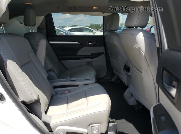 5TDJZRFH8JS542490 2018 TOYOTA HIGHLANDER White Rear interior view