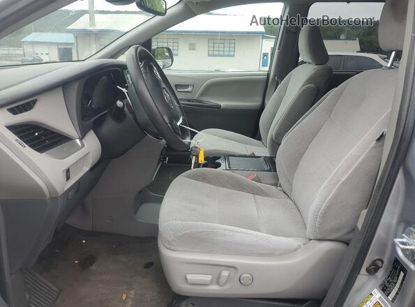 5TDKZ3DC3JS923866 2018 TOYOTA LE Серебряный Вид салона спереди
