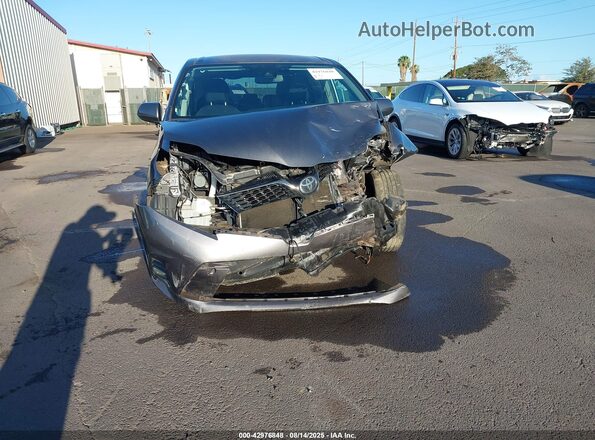 5TDXZ3DC2JS932029 2018 TOYOTA SIENNA Gray Rear interior view