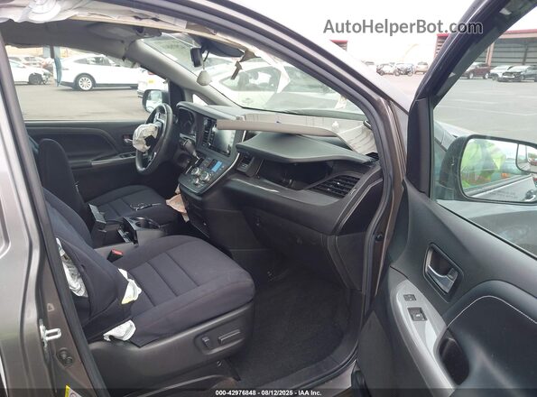 5TDXZ3DC2JS932029 2018 TOYOTA SIENNA Gray Front interior view