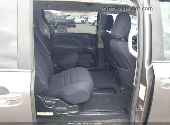 5TDXZ3DC2JS932029 2018 TOYOTA SIENNA Gray VIN sticker view