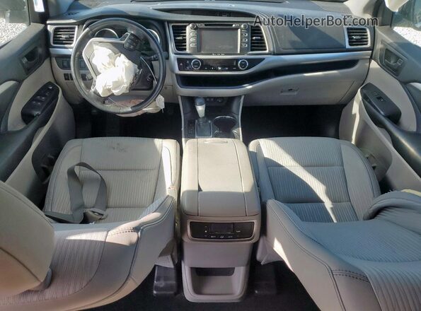 5TDZZRFH2JS239840 2018 TOYOTA LE Серый Вид панели приборов