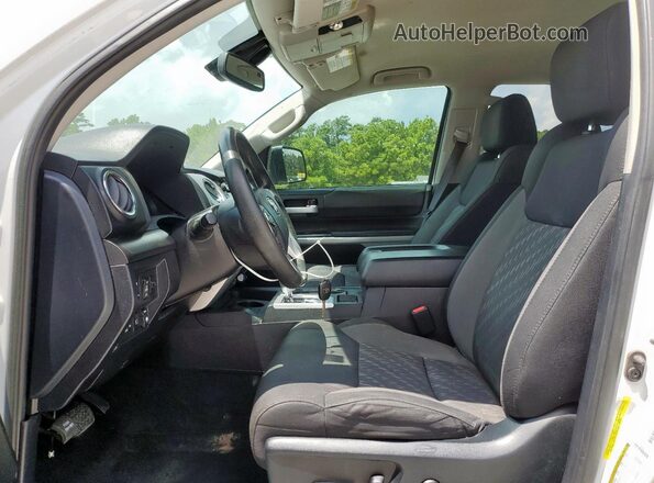 5TFDW5F10JX768227 2018 TOYOTA TUNDRA White წინა სალონის ხედი