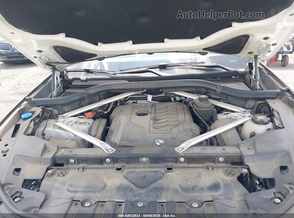 5UXCR6C05M9F47530 2021 BMW X5 White Widok z tyłu